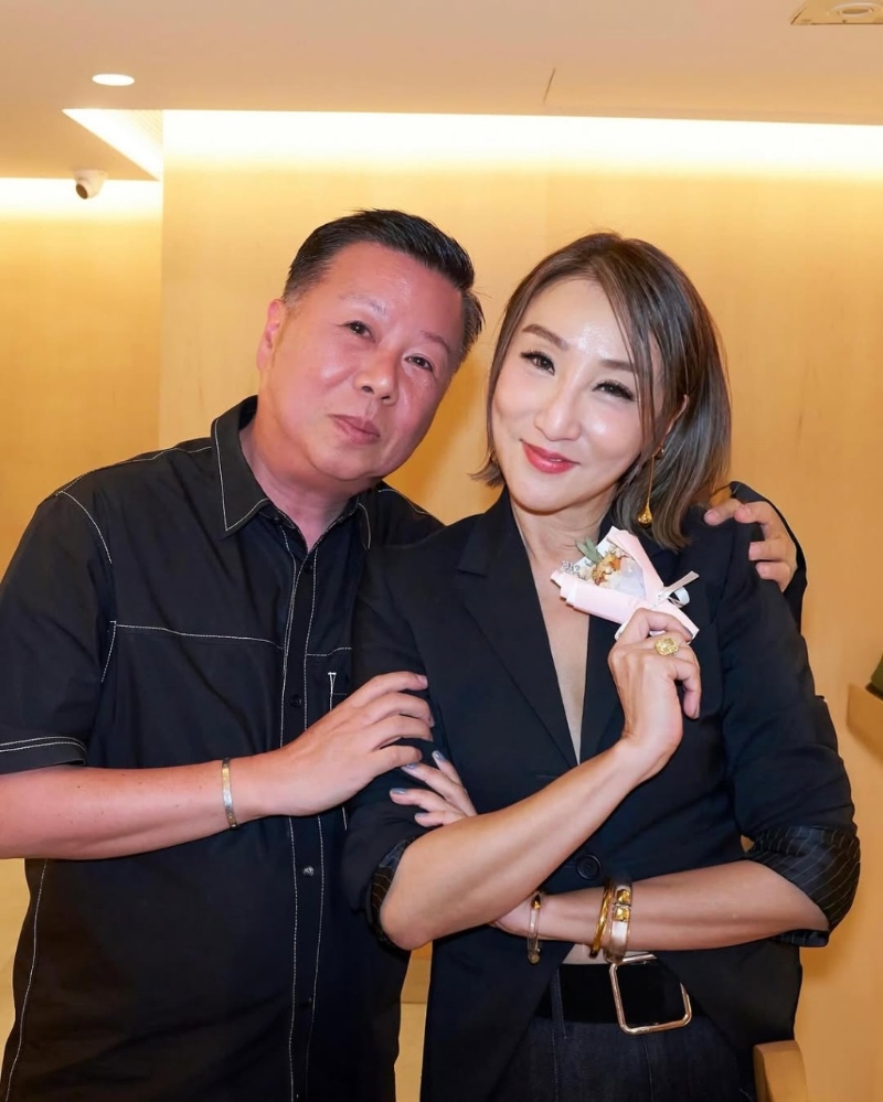 雷林静怡与老公好恩爱。